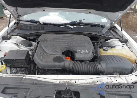 2017 Chrysler 300C z USA, uszkodzony, nr VIN 2C3CCAEG2HH576880